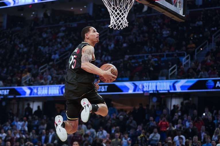 Juan Toscano Anderson De Los Golden State Warriors Se Sumerge En Una Competencia El Sábado 19 De Febrero De 2022 En Cleveland (Ap Photo/Charles Krupa)