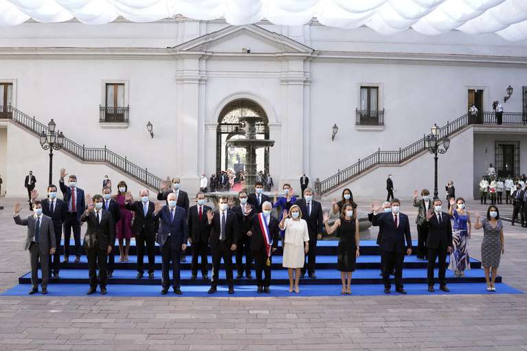 El Presidente Saliente Sebastián Piñera, Centro, Y Su Esposa Cecilia Morel, A Su Derecha, Posan Con Su Gabinete Al Salir Del Palacio Presidencial De La Moneda En Santiago, Chile, El Viernes 11 De Marzo De 2022.  Piñera Completa Su Segundo Mandato Como Presidente De Chile Antes De La Toma De Posesión De Gabriel Boric.  (Foto Ap/Matías Delacroix)