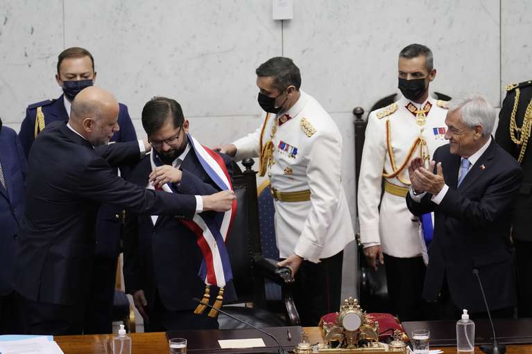 El Nuevo Presidente De Chile, Gabriel Boric, Recibe La Banda Presidencial De Manos Del Presidente Del Congreso, Álvaro Elizalde, Mientras El Presidente Saliente, Sebastián Piñera (Derecha), Aplaude Durante Su Ceremonia De Investidura En El Congreso En Valparaíso, Chile, El Viernes 11 De Marzo De 2022.  (Foto Ap/Esteban Félix)