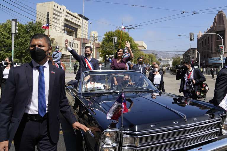 El Nuevo Presidente De Chile, Gabriel Boric, Y Su Esposa, Irina Karamanos, Saludan Después De La Ceremonia De Juramentación En El Congreso De Valparaíso, Chile, El Viernes 11 De Marzo De 2022. (Foto Ap/Natacha Pisarenko)