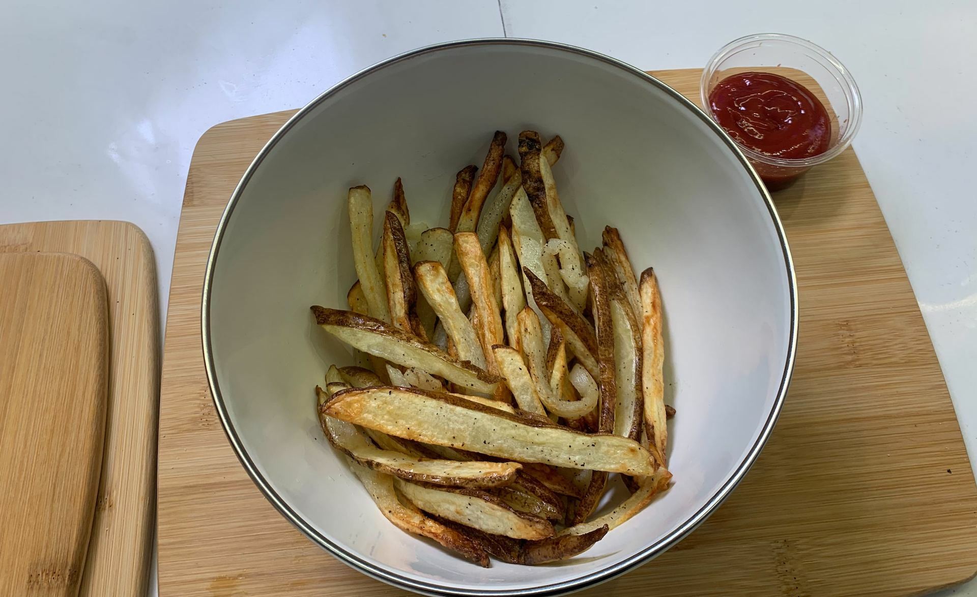 Papas Fritas Cocidas En Un Tazón Con Ketchup A Un Lado